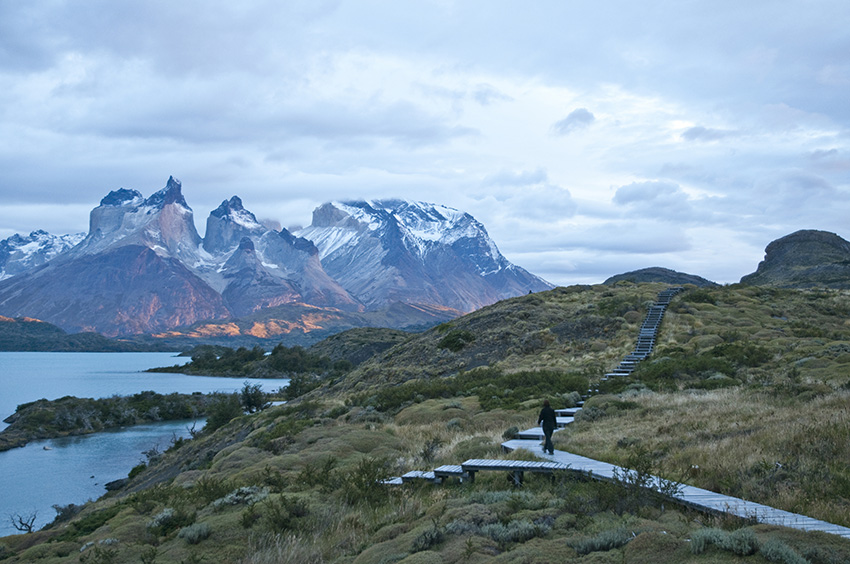 Imagen de un bello atardecer con la Torres del Paine como fondo